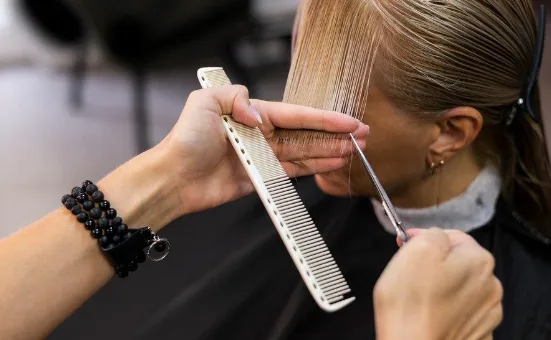 Saiba a importância do corte capilar e qual é o ideal pra você! | Foto: Freepik.