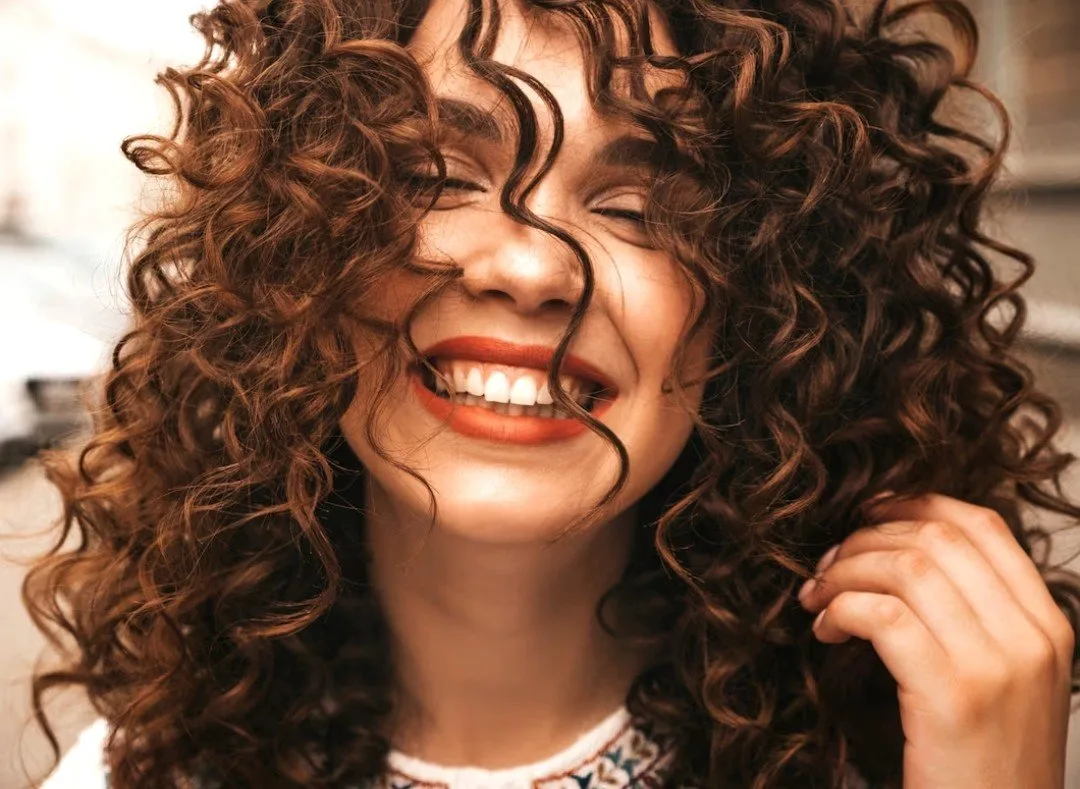 mulher com cabelo cacheado sem química