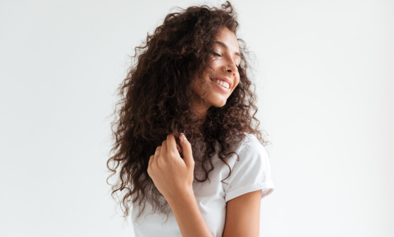 Saiba como os produtos veganos realçam a beleza natural dos cabelos cacheados.