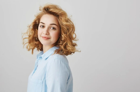 O corte de cabelo curto oferece muita versatilidade e estilo, seja você adepta da tendência minimal ou ousada. Foto: Freepik.