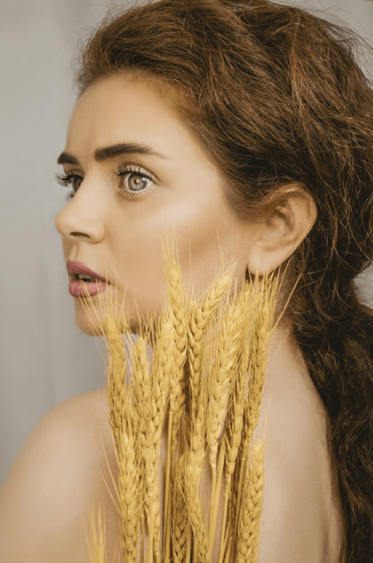 Descubra a Nutrição Capilar de Dentro para Fora: O segredo para fios resilientes e vibrantes que florescem com sua saúde e como a saúde sistêmica transforma seu cabelo.