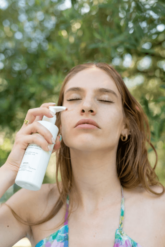 Descubra o Protetor Solar Mineral: A proteção solar com barreira física que sua pele e o planeta merecem. Proteção natural, ética e amiga dos oceanos.
