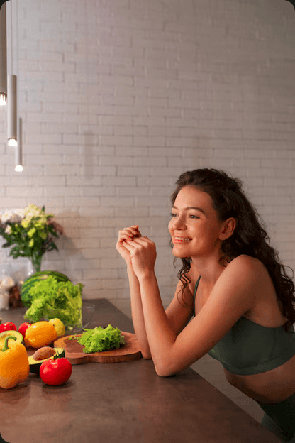 Entenda como a Nutrição Capilar de Dentro para Fora transforma a saúde dos fios desde a raiz. Descubra as vitaminas, minerais e proteínas essenciais para combater a queda e garantir cabelos fortes de forma holística com a Slow Beauty.