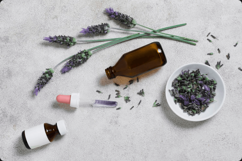 Descubra a revolução dos neurocosméticos naturais e a conexão mente-pele com a Slow Beauty. Conheça os ativos botânicos e adaptógenos que modulam o estresse, fortalecem a barreira cutânea e promovem o bem-estar holístico.