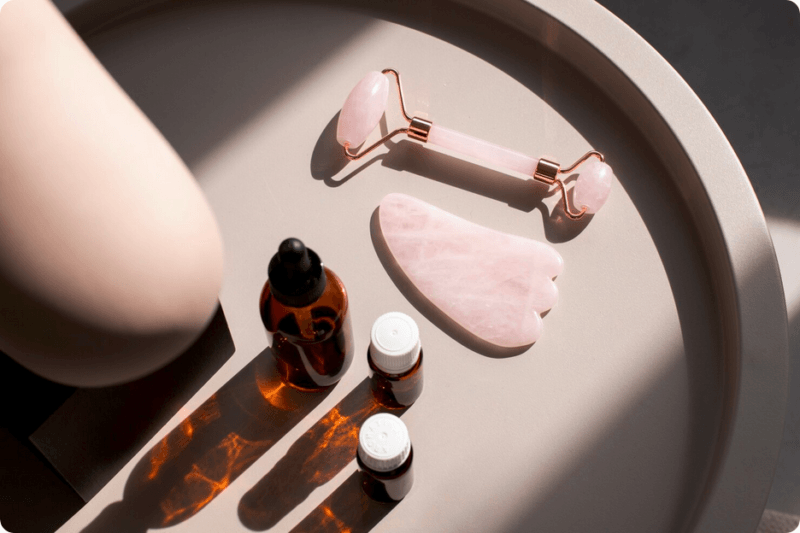 Desvende o Skincare Minimalista: menos produtos, pele saudável e consciente. Descubra a Beleza Essencial da Slow Beauty e cuide de você e do planeta.