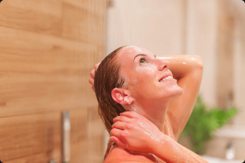 Descubra como a Qualidade da Água e Saúde Capilar afeta seus fios e aprenda a protegê-los naturalmente com soluções e produtos Slow Beauty para um cabelo radiante.