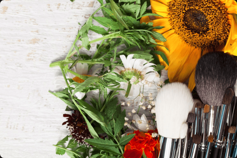 Descubra Corantes Naturais em Maquiagem que unem beleza e responsabilidade. Opte por cores vibrantes e seguras para sua pele e para o planeta. Faça escolhas conscientes com Slow Beauty.