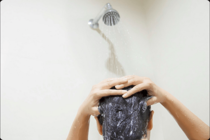 Descubra o impacto da Qualidade da Água e Saúde Capilar. Na Slow Beauty, oferecemos soluções naturais para proteger seus fios de minerais e cloro.